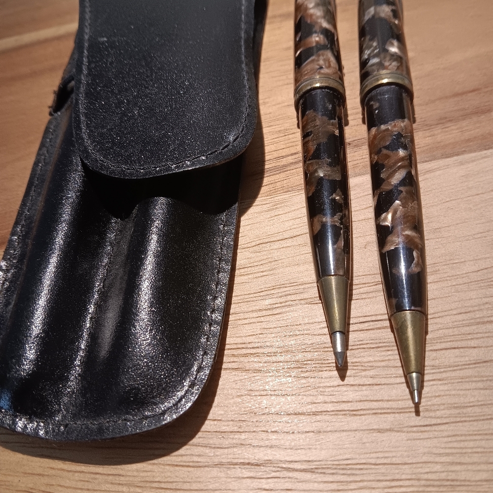 Pen set in leather looking case. Mont Blanc?